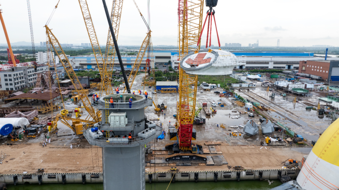 全球单机容量最大漂浮式风电平台吊装塔筒