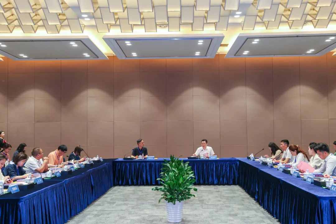 四川成都市成华区民营企业家一行莅临通威参观交流