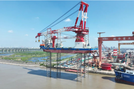 上海振新船务1600吨风电安装平台完成全程抬升试验