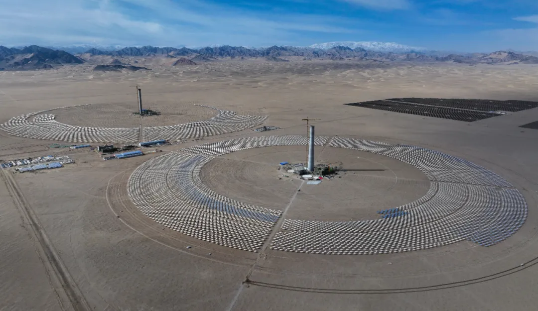 西北戈壁滩上，光热技术路径探索正齐头并进
