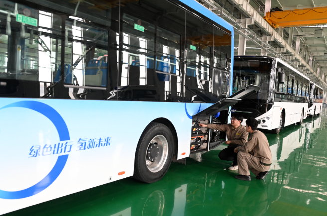 新疆乌鲁木齐经开区首台本地产氢能源客车下线