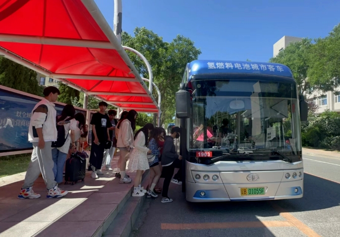 中国科学院大连化物所的氢燃料电池公交车在辽宁大连金普新区运营