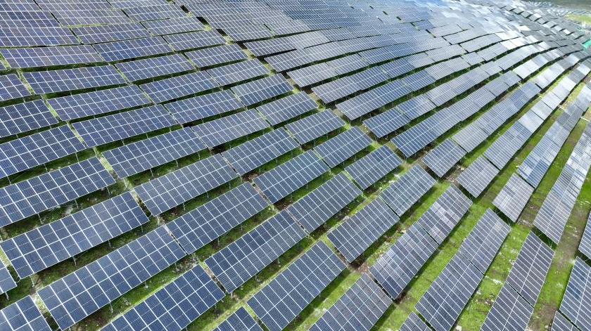 阿坝州首个大型集中式“光伏+储能”光伏电站全面投产运行