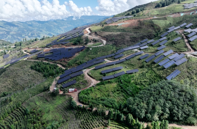 云南华电临沧200兆瓦复合光伏项目全容量并网发电