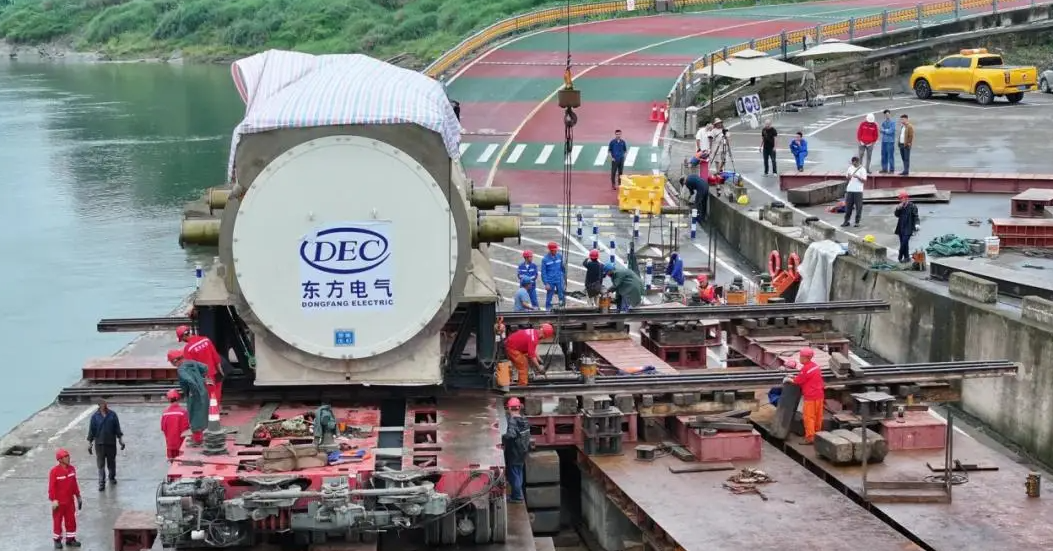 两江燃机二期项目3号机组汽轮机台板顺利就位