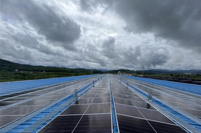 中国铁路昆明局集团首个铁路货场光伏项目并网发电