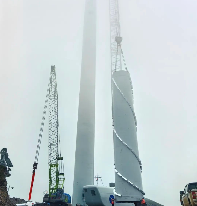 华能昭觉龙恩二期风电项目首套塔筒顺利完成吊装