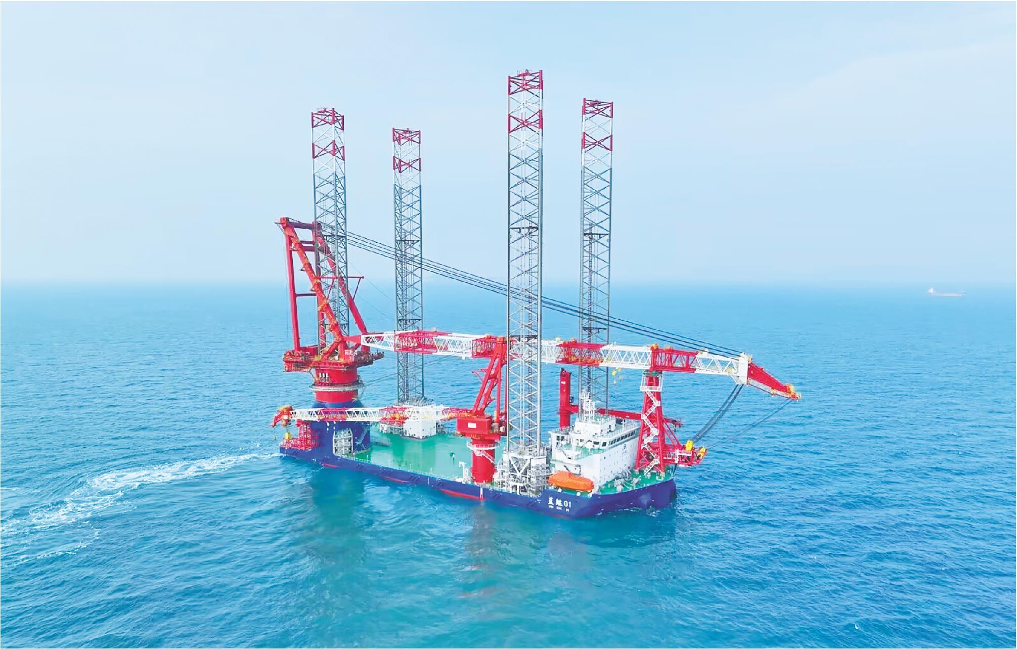 国内最新一代海上风电安装船 “蓝鲲01”在青岛交付