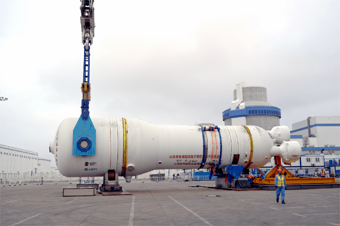 海阳核电3号机组首台蒸汽发生器吊装就位