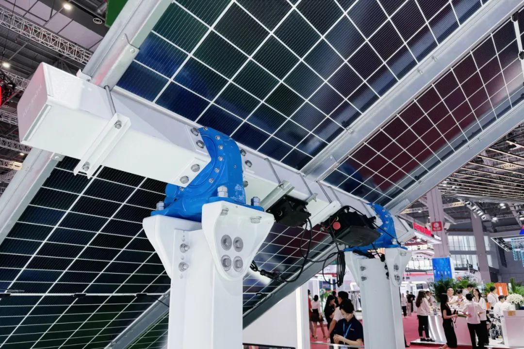 谁最懂组件？与超高功率组件完美兼容，这家跟踪支架为电站带来更