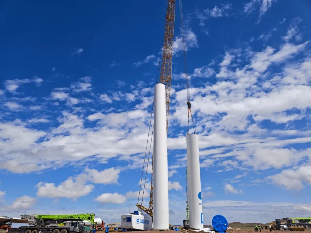 新疆木垒四十个井子400兆瓦风电项目首台风机圆满吊装