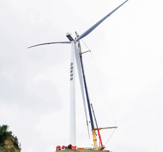贵州金元自主开发建设的首个风电项目首台风机吊装成功！