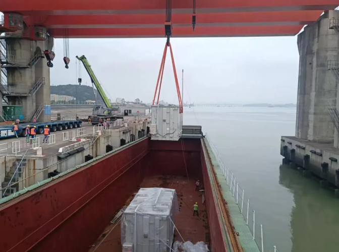 三门核电3号机组常规岛A排外变压器区域3台主变压器顺利吊装就