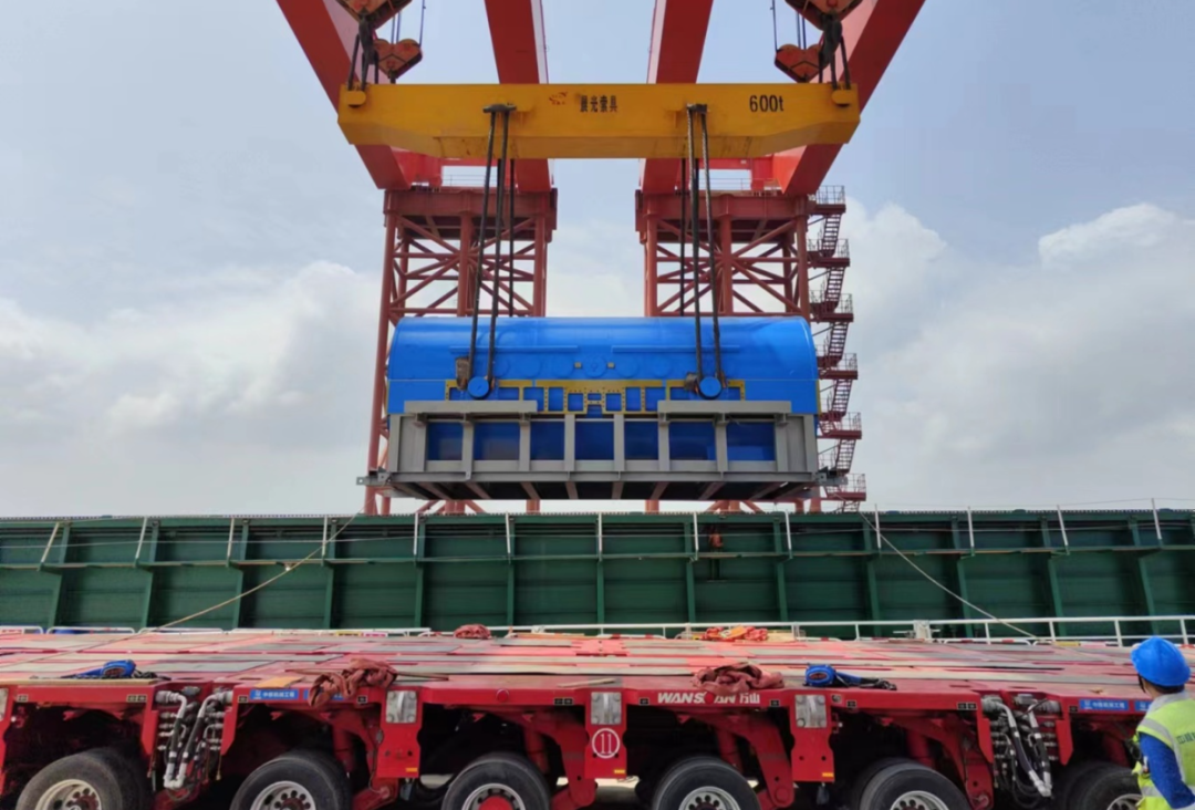 中核机械工程成功完成了徐大堡核电3号机组定子的卸船与运输任务