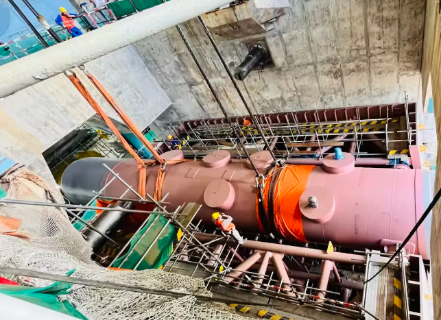 太平岭核电2号机首台复式低压加热器顺利完成吊装就位