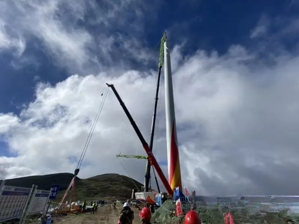 大唐国际怒江八宿县风电场项目首套塔筒成功吊装