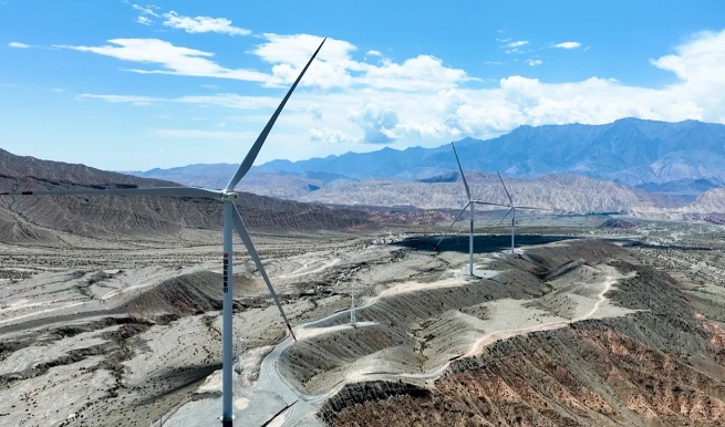 我国西北地区海拔最高的风电场——乌恰风电场首批机组在新疆克孜