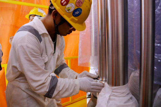 中核五公司承建的全球首堆“玲龙一号”控制棒驱动机构完成安装