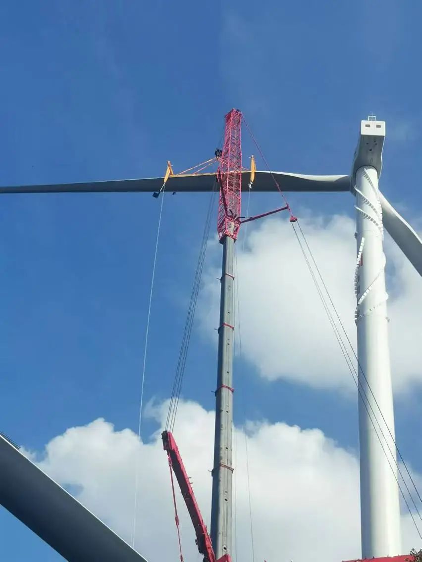 大唐重庆凉风垭风电项目首台风机吊装成功
