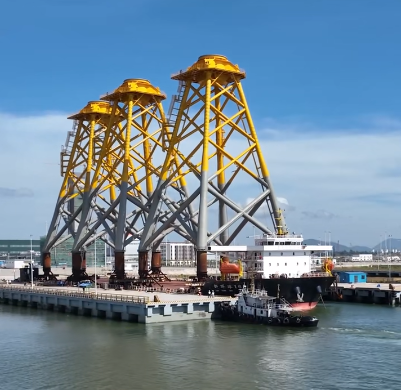 广东省阳江市首批自主生产深海海上风电导管架发运