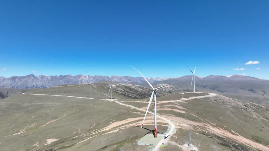 大唐八宿风电项目A回集电线路风机顺利完成吊装作业