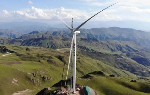 陇南市宕昌县一期20万千瓦风力发电项目首台风机顺利吊装