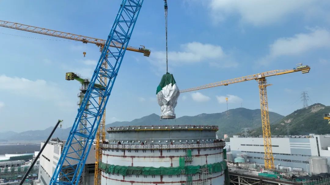 三门核电3号机组一体化堆顶组件（IHP）吊装完成