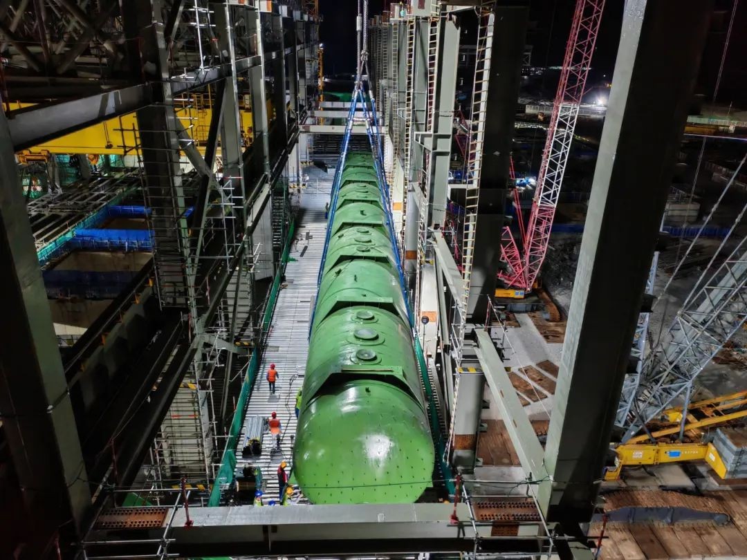 三门核电4号机组常规岛首个大件设备吊装就位