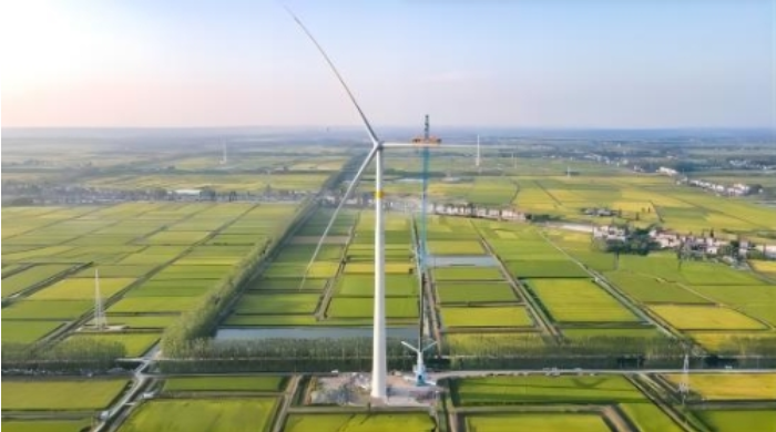 湖北潜江张金200MW风电项目首台风机吊装完成