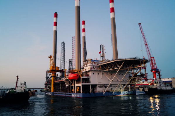 全球首座移动式注热平台“热采一号”下水