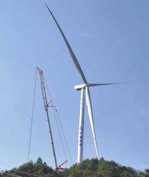 中核二三石柱风电项目首台风机吊装完成