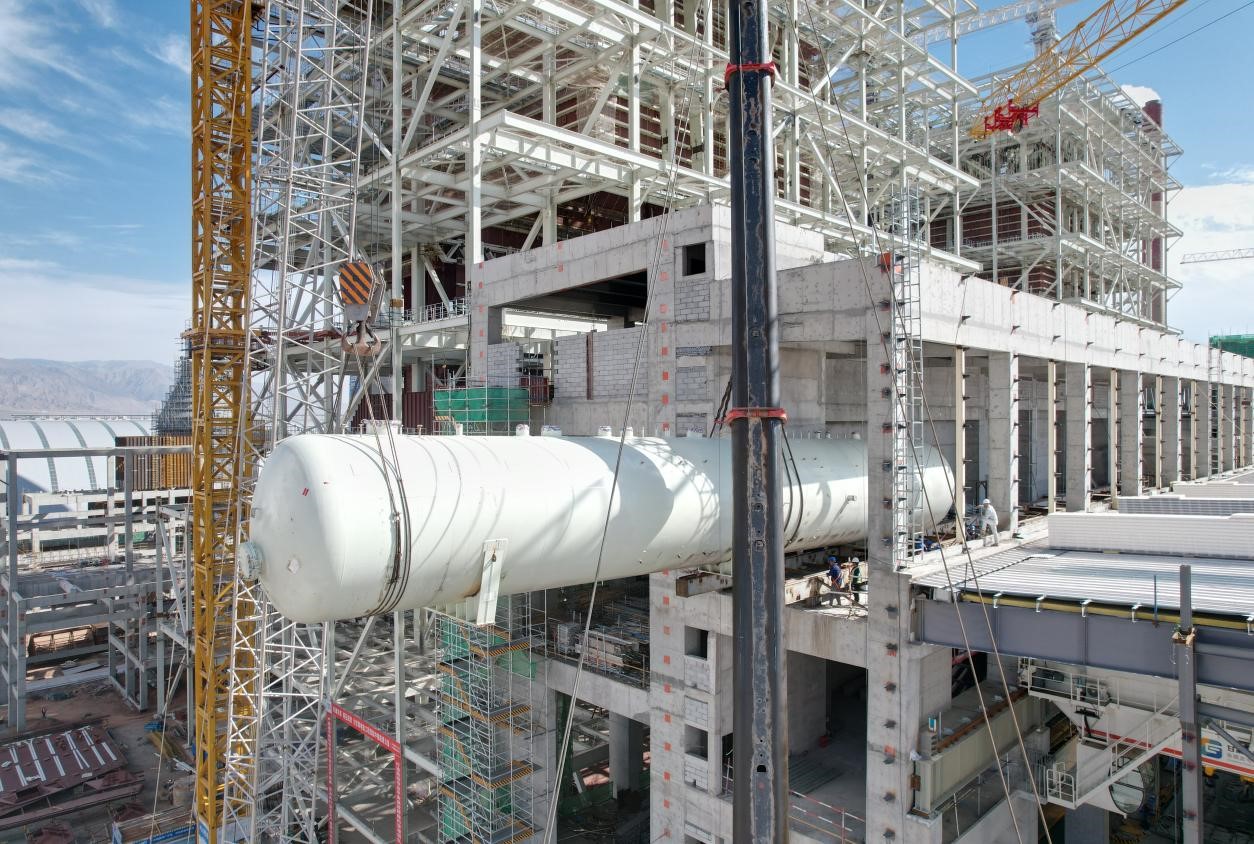 张掖百万：4号机除氧器吊装就位