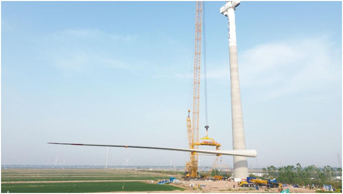 中国陆上单机容量最大风电机组成功吊装