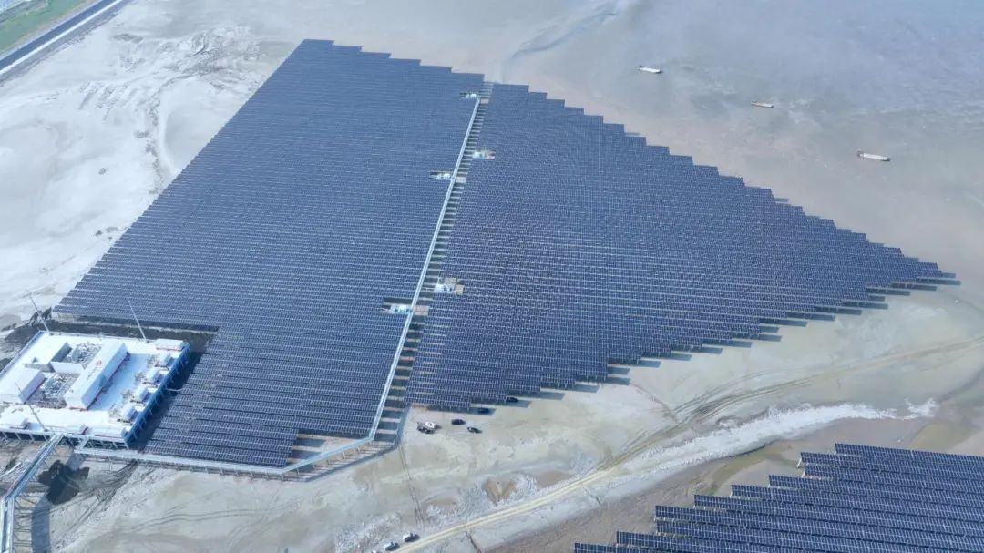 国内最大“光氢储一体化”海上光伏项目全容量并网发电