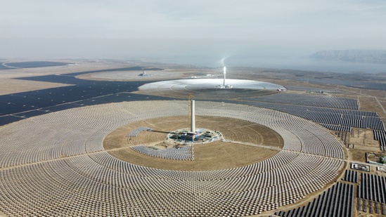 青豫直流光热项目吸热塔中心柱钢梁第一吊就位