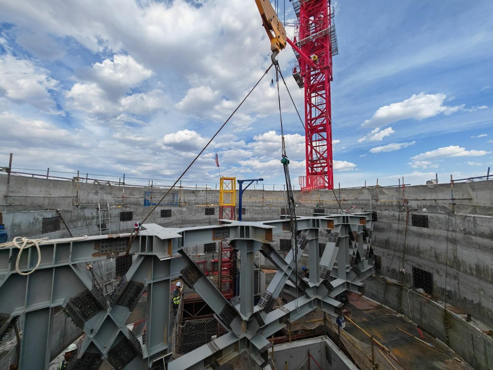 中国能建投资建设的新疆哈密150兆瓦光热电站工程项目吸热塔转