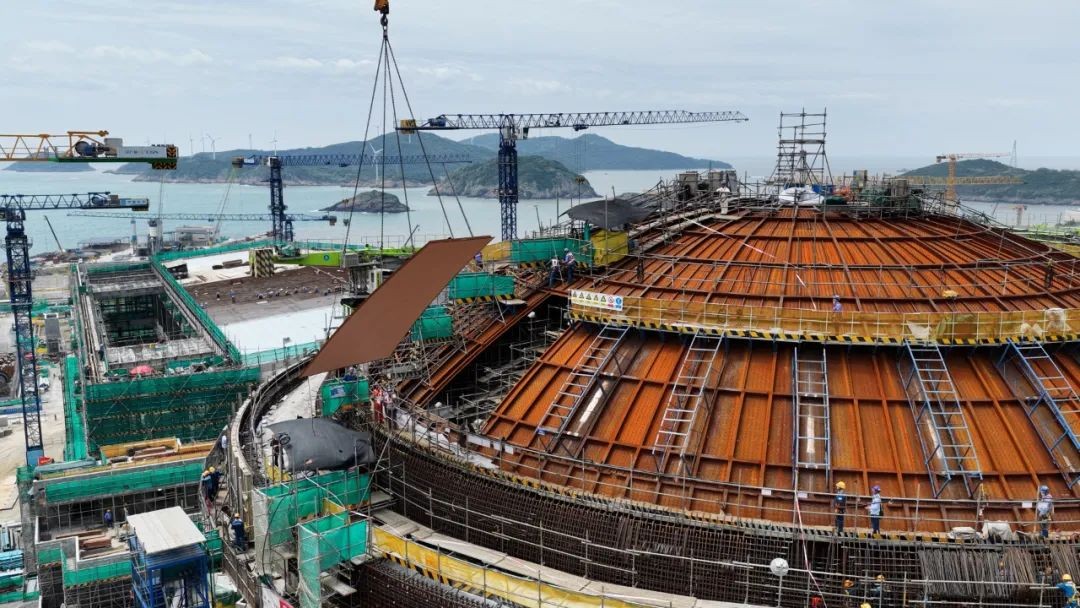 三澳核电项目2号机组外穹顶钢模板合拢