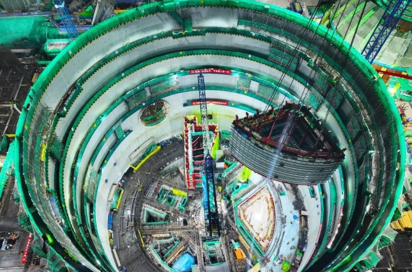 漳州核电3号机组非能动堆腔注水箱模块二吊装就位