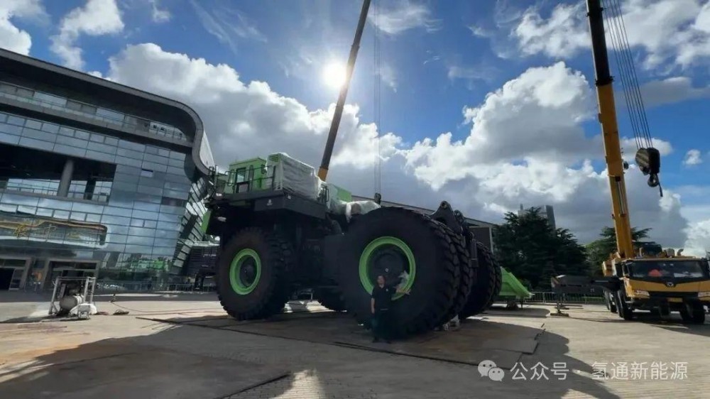 轮胎高3米7，自重172吨，载重260吨，“巨无霸”氢能矿卡