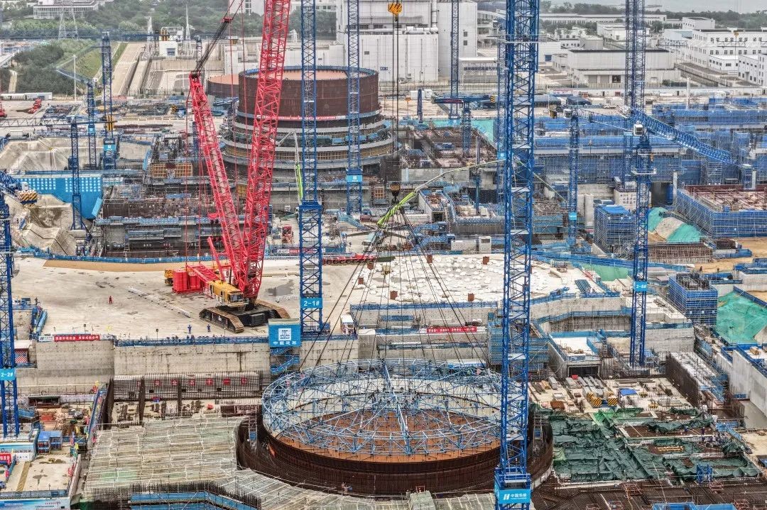 华能石岛湾核电站2#核岛钢衬里模块一顺利吊装就位