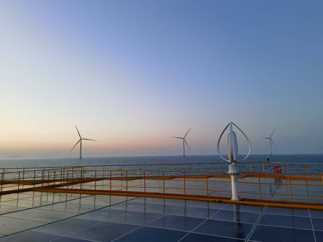 我国首套抗浪型深远海漂浮式光伏平台“黄海一号”完成“风光共结