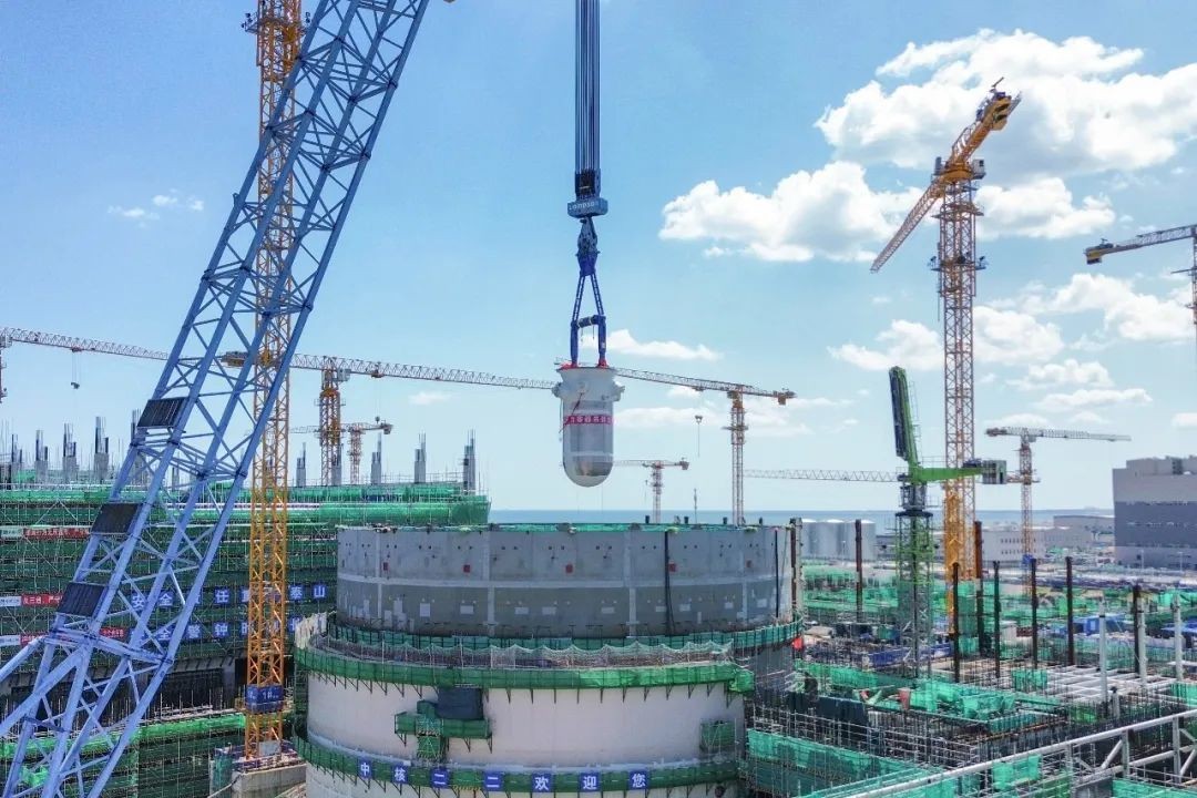 徐大堡核电1号机组压力容器顺利吊装就位