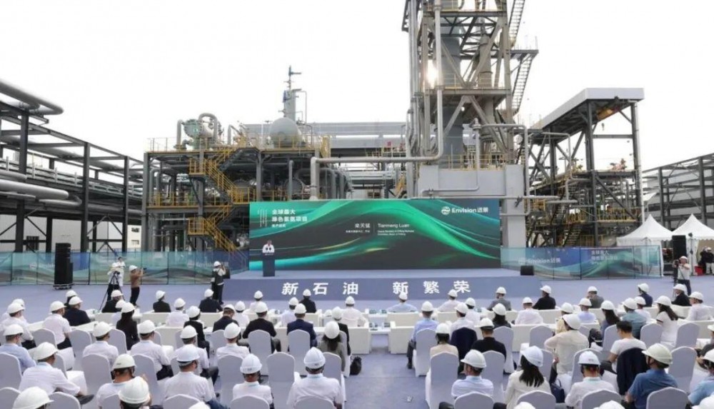 全球最大绿色氢氨项目投产，良信定制化方案保障安全高效用电