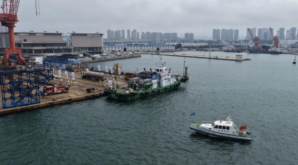 全球首次绿色船用氨燃料加注顺利完成！