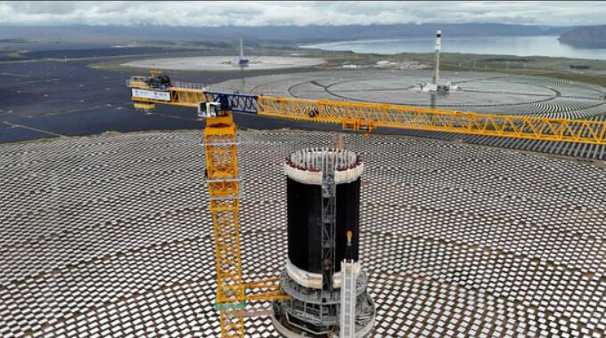 青豫直流光热项目吸热塔吸热屏完成吊装