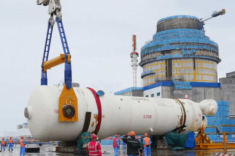 山东核电海阳核电4号机组首台蒸汽发生器吊装就位