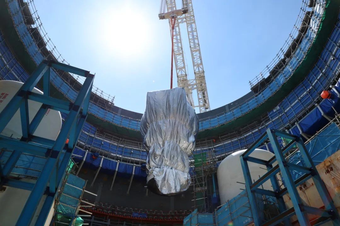 海阳核电4号机组一体化顶盖顺利吊装就位