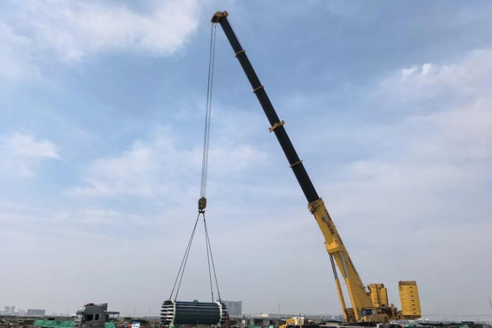 国华投资河北分公司“绿港氢城”绿氨项目完成13台电解槽设备吊