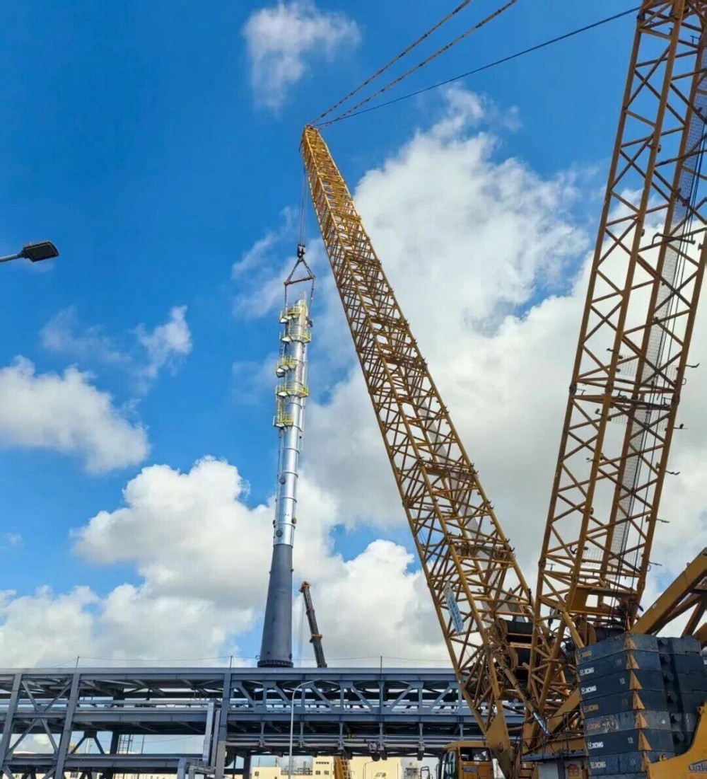 上海华谊绿色甲醇项目四台精馏塔顺利完成吊装