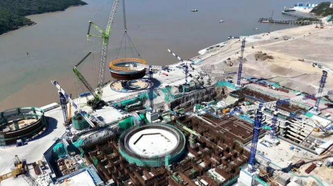 浙江金七门核电1号机组首个大型模块吊装成功